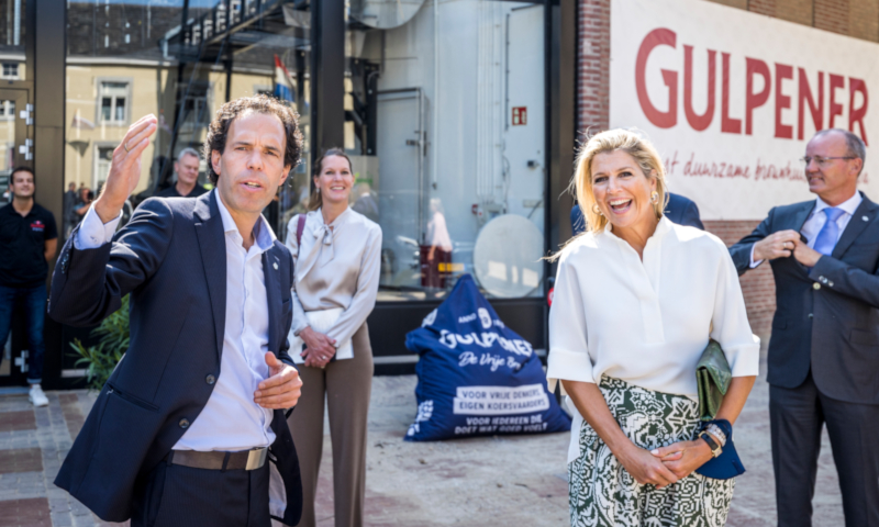 Jan Paul Rutten van Gulpener en koningin maxima bij de brouwerij in Gulpen